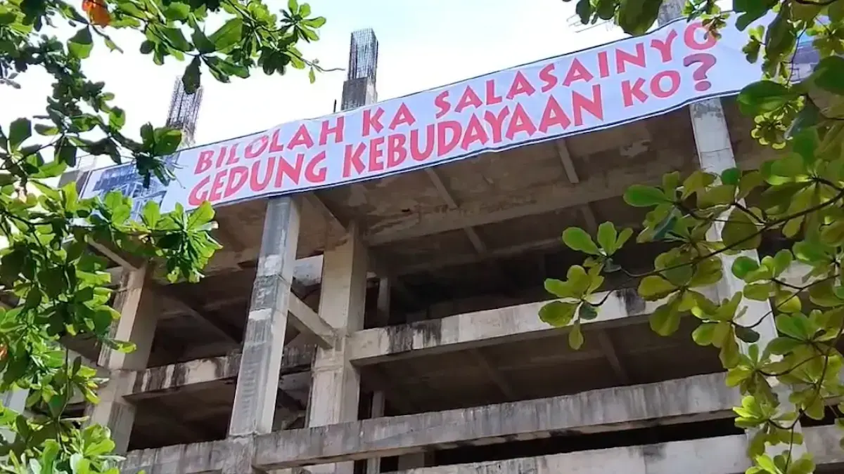 Spanduk raksasa di Gedung Kebudayaan Sumbar yang mangkrak. (dok. istimewa)