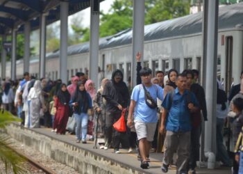 Suasana penumpang di Stasiun Padang KAI Divre II Sumbar. (dok. Humas KAI)