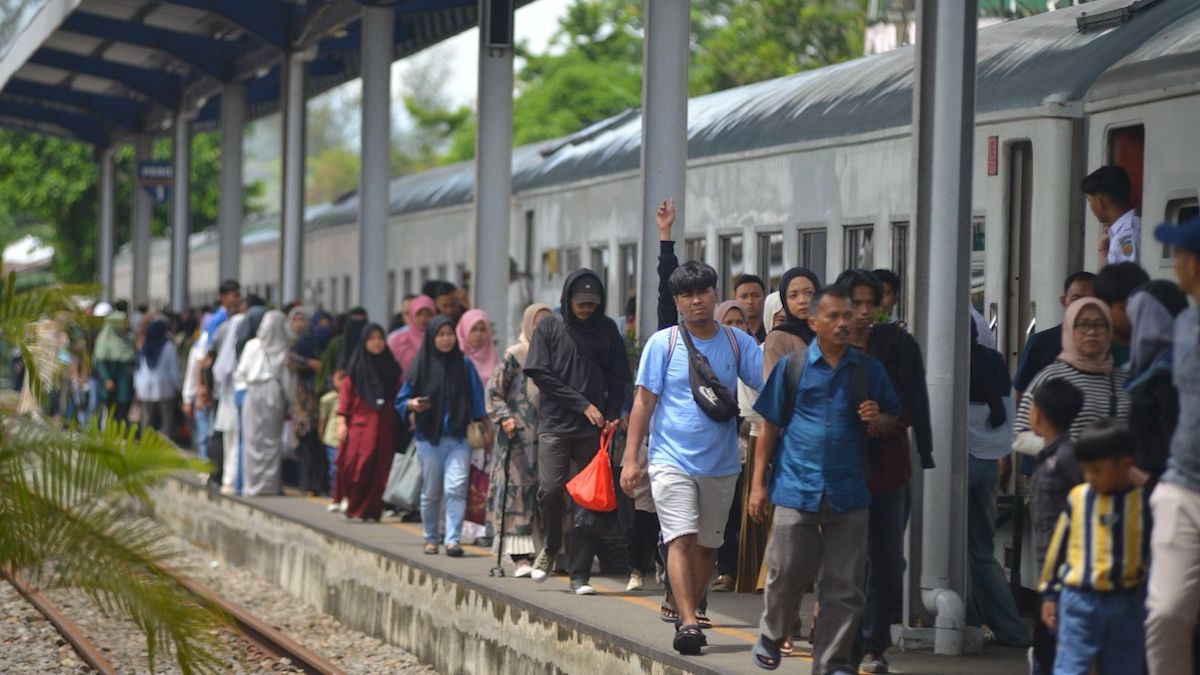 Suasana penumpang di Stasiun Padang KAI Divre II Sumbar. (dok. Humas KAI)