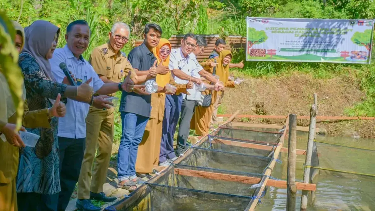 Ujicoba pemberian umpan maggot program TJSL PT. Semen Padang. (dok. Humas)