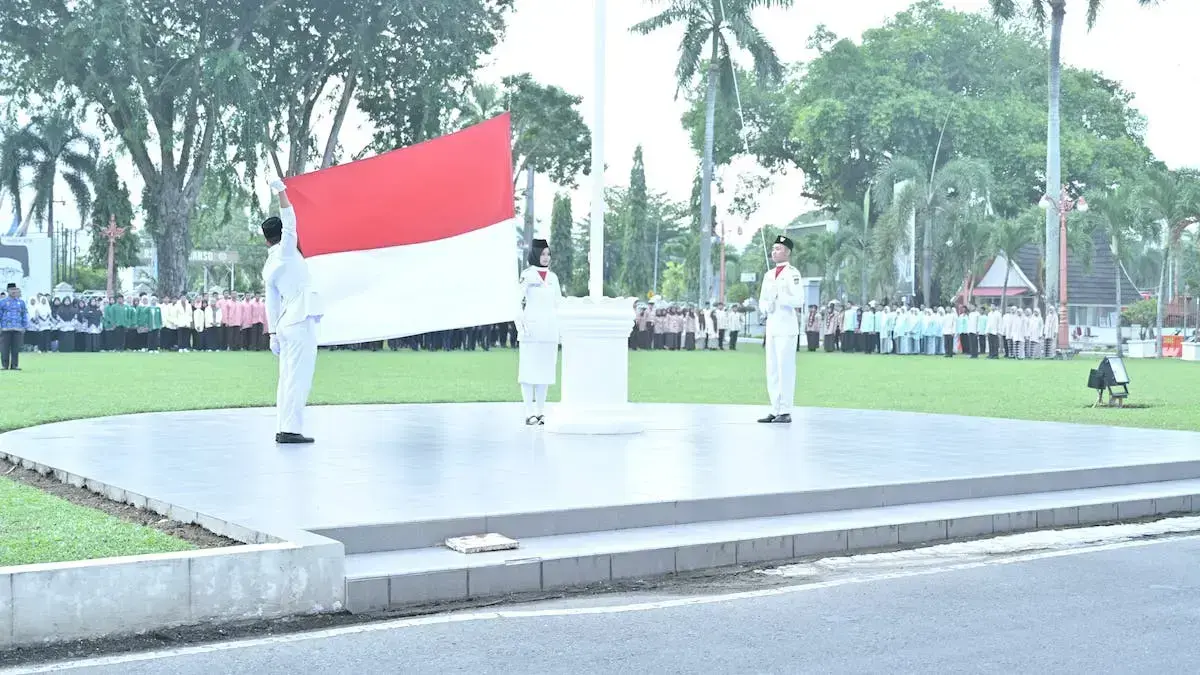 Upacara Hardiknas 2025 di halaman kantor Gubernur Sumbar. (dok. istimewa)