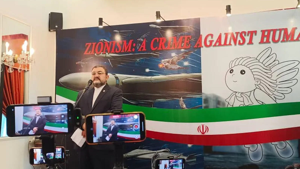 Duta Besar Iran untuk Indonesia, Mohammad Boroujerdi saat konferensi pers tentang perkembangan terkini kawasan Timur Tengah di kediamannya di Jakarta, Selasa (17/6/2025). (ANTARA FOTO/Asri Mayang Sari)