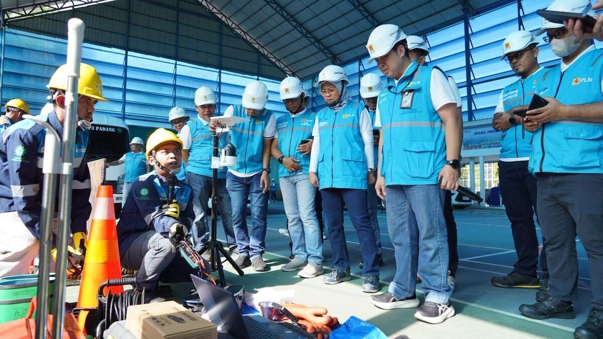 GM PLN UID Sumbar Ajrun Karim mengecek kesiapan personil yang siaga saat liburan Idul Adha. (dok. Humas)