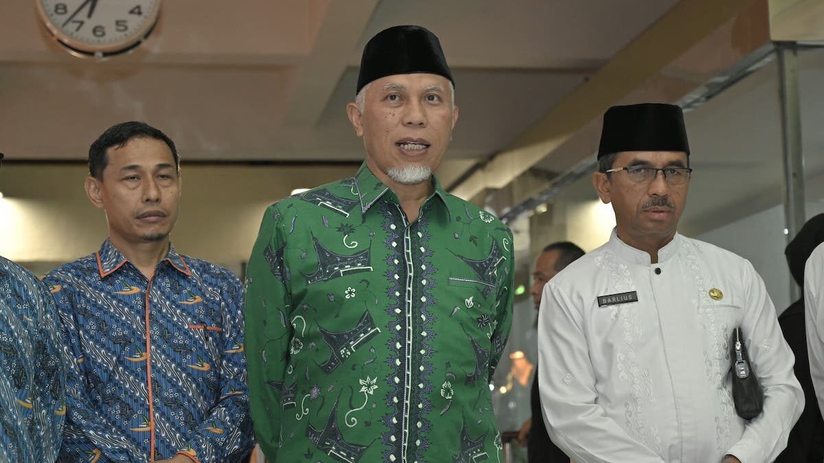 Gubernur Mahyeldi bersama dengan jajaran usai menerima penghargaan dari Kementerian Dikdasmen RI. (dok. adpsb)