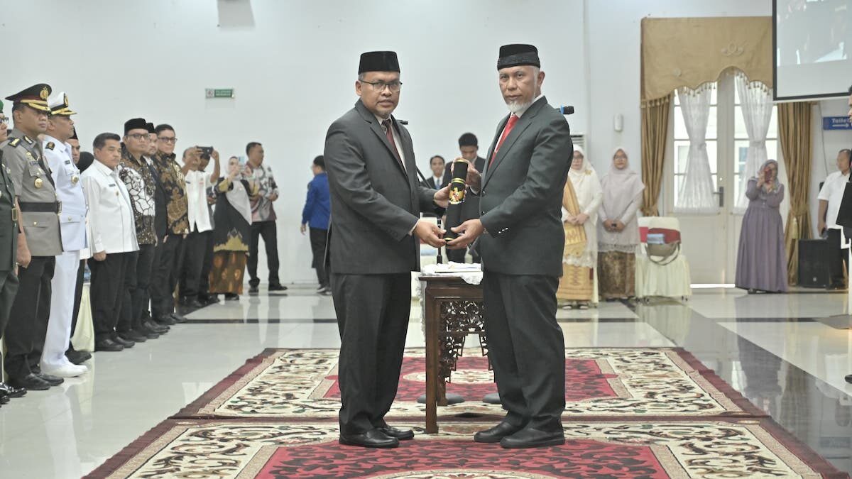 Gubernur Mahyeldi lantik Arry Yuswandi jadi Sekdaprov Sumbar. (dok. adpsb)