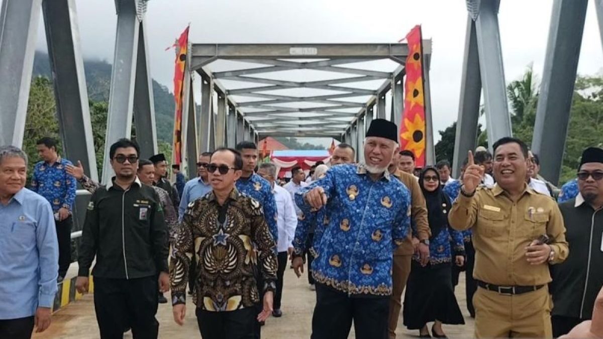 Gubernur Mahyeldi resmikan jembatan baru menuju RS Unand. (dok. Antara)