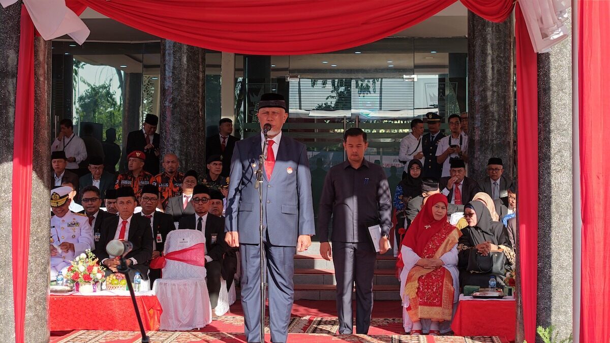 Gubernur Mahyeldi saat menjadi pembina upcara Harlah Pancasila. (dok. adpsb)