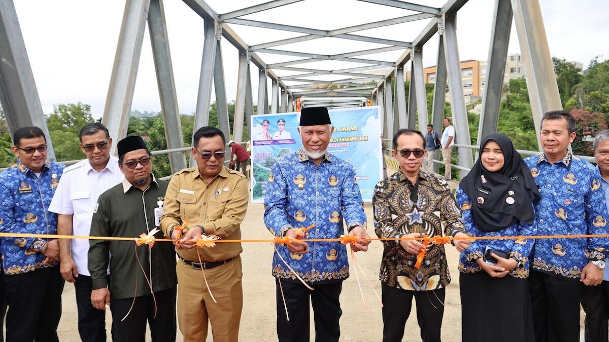 Gubernur Mahyeldi saat peresmian jembatan baru akses ke RS Unand. (dok. adpsb)