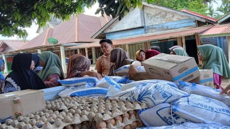 Dinas Ketahanan Pangan Pemkab Pasaman Barat saat mengadakan gerakan pangan murah di Sikilang Kecamatan Sungai Aur, di Kamis (5/6) lalu. ANTARA/HO-Dinas Ketahanan Pangan.