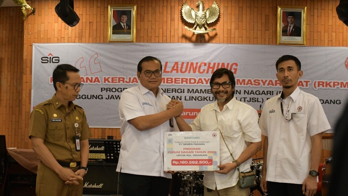 Kadept Komunikasi dan Hukum Semen Padang Iskandar Z Lubis serahkan bantuan BMN untuk Forum Nagari Indarung. (dok. Humas)