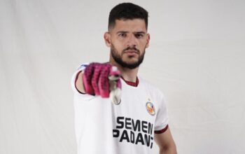 Kiper Semen Padang FC Arthur Augusto. (dok. istimewa)