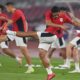 Pesepak bola Timnas Indonesia Rizky Ridho (tengah) bersama rekan-rekannya mengikuti sesi latihan resmi jelang pertandingan kualifikasi Piala Dunia 2026 putaran ketiga Grup C di Stadion Utama Gelora Bung Karno, Jakarta, beberapa waktu lalu. (dok. PSSI)