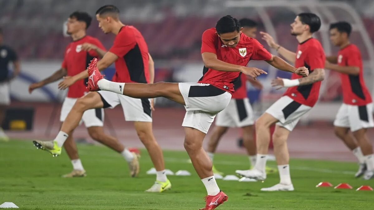 Pesepak bola Timnas Indonesia Rizky Ridho (tengah) bersama rekan-rekannya mengikuti sesi latihan resmi jelang pertandingan kualifikasi Piala Dunia 2026 putaran ketiga Grup C di Stadion Utama Gelora Bung Karno, Jakarta, beberapa waktu lalu. (dok. PSSI)