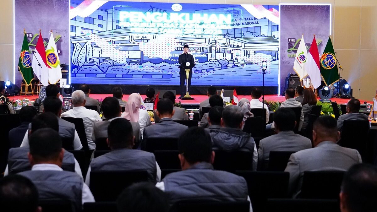 Menteri Nusron saat beri sambutan di pelantikan PP-KAPTI 2025. (dok. ATR/BPN)