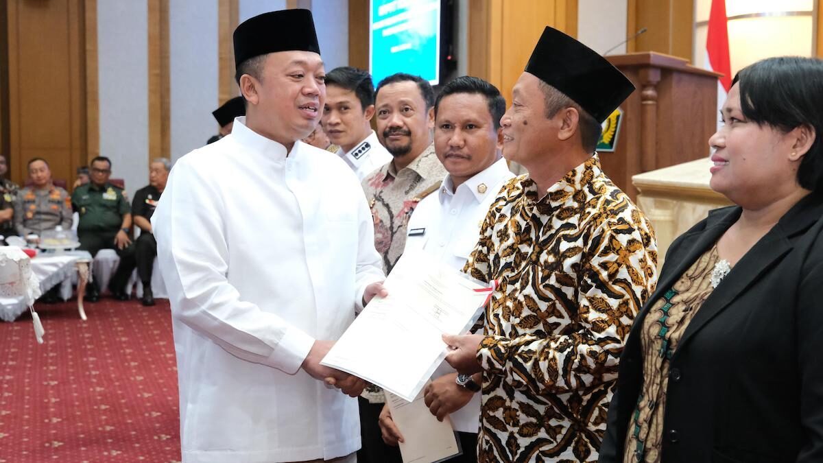 Menteri Nusron serahkan sertifikat tanah di Sulteng. (dok. ATR/BPN)