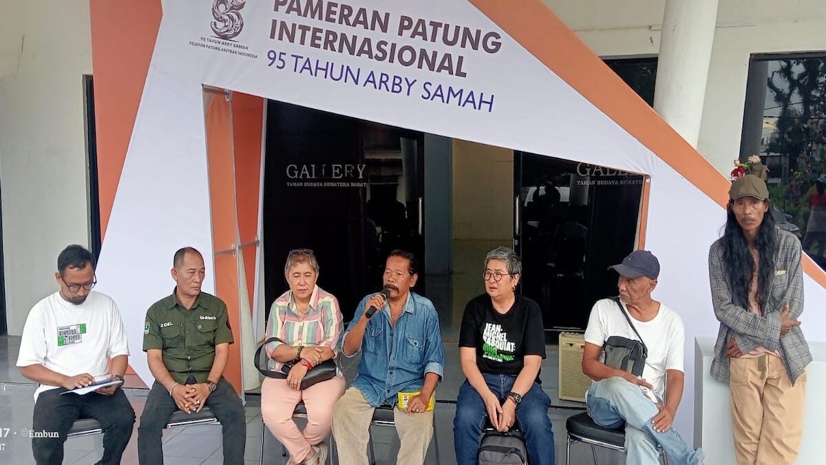 Para kurator dan peserta Pameran Patung Internasional 95 tahun Arby Samah di Taman Budaya Sumbar saat memberikan info terkait pameran. (dok. Radarsumbar)