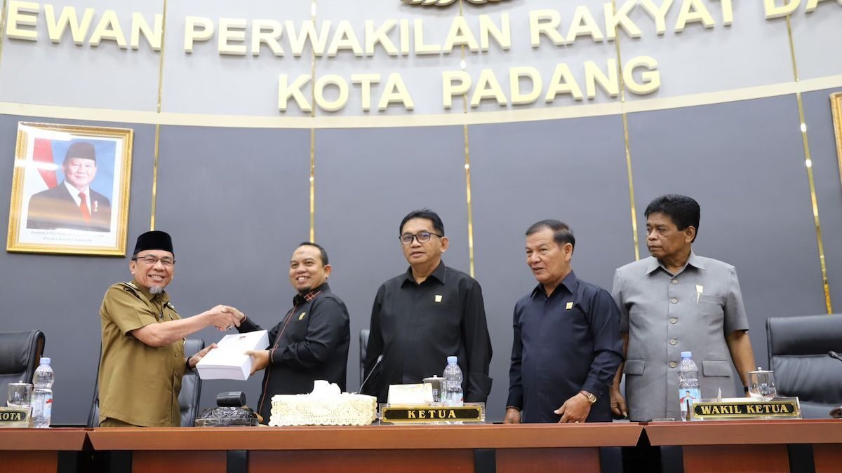 Penyerahan dokumen perubahan KUA-PPAS. (dok. Prokopim)