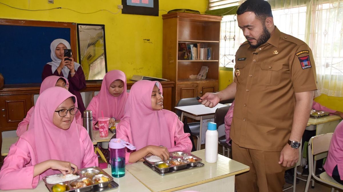 Program MBG resmi dimulai di Kota Padang, ditandai dengan kunjungan Wako Fadly Amran ke SMPN 8 Padang. (dok. Prokopim)