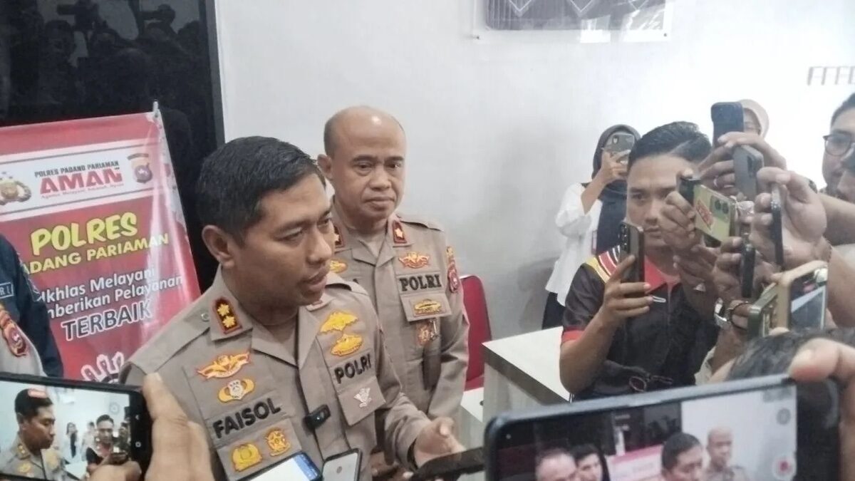 Kapolres Padang Pariaman AKBP Faisol Amir memberi keterangan pada wartawan terkait kasus Batang Anai. (dok. Antara)