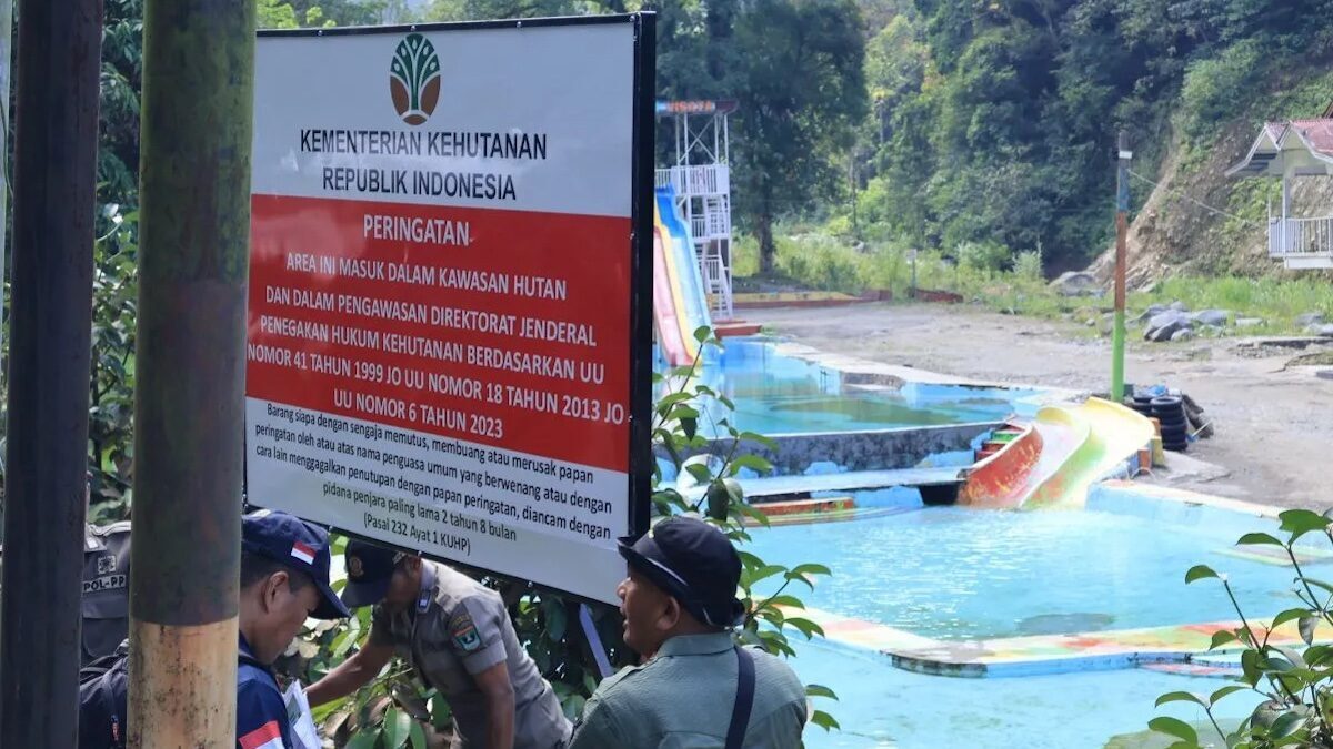 Kemenhut tutup TWA Megamendung, Tanah Datar. (dok. Antara/Muhammad Zulfikar)