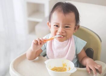 Ilustrasi bayi makan. (dok. istimewa)