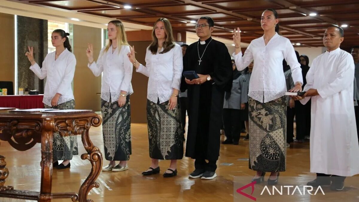 Empat pemain naturalisasi yakni Emily Julia Frederica Nahon, Felicia Victoria de Zeeuw, Iris Joska de Rouw dan Isa Guusje Warps saat menjalani sumpah menjadi WNI di gedung Direktorat Jenderal Hukum Umum, Kuningan, Jakarta Selatan, Selasa (10/6/2025) (ANTARA/Ho-Humas Ditjen AHU Kementerian Hukum)