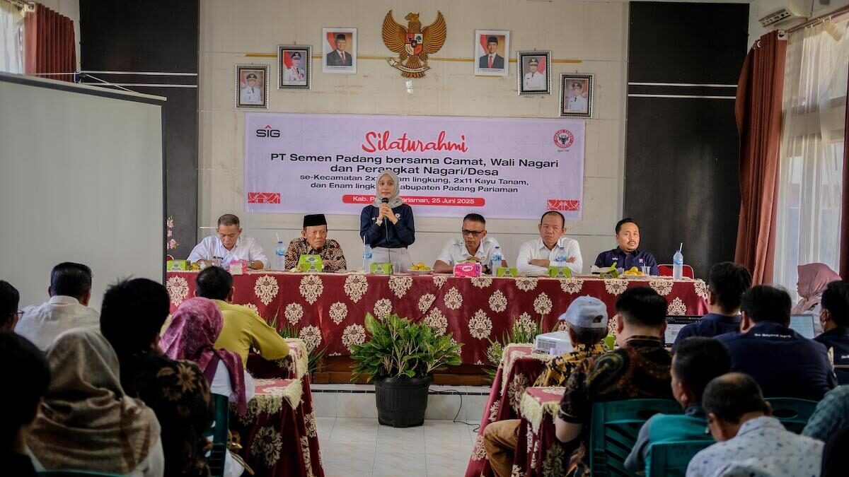 Kepala Biro Humas dan Komunikasi PT Semen Padang, Nur Anita Rahmawati memberi sambutan dalam sosialisasi dan kolaborasi perusahaan dengan BUMNag di Padang Pariaman. (dok. Humas)