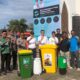 Semen Padang serahkan bantuan tong sampah di Hari Lingkungan Hidup Sedunia 2025. (dok. Humas)