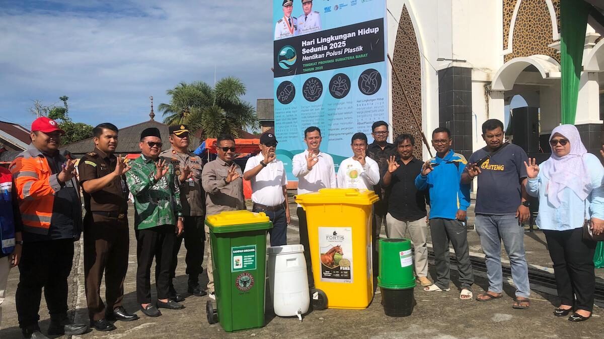 Semen Padang serahkan bantuan tong sampah di Hari Lingkungan Hidup Sedunia 2025. (dok. Humas)