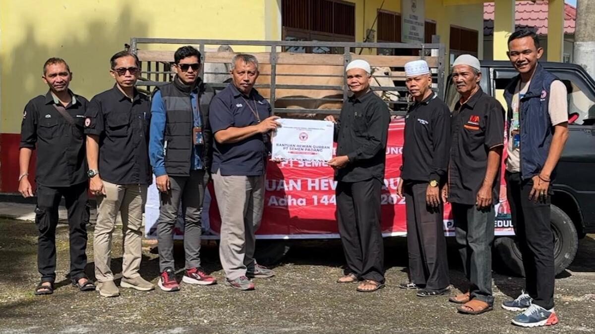Semen Padang serahkan sapi kurban. (dok. Humas)