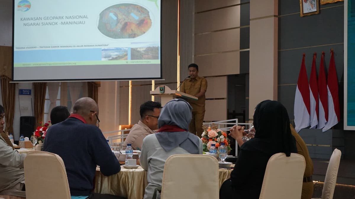 Wagub Sumbar Vasko Ruseimy beri sambutan saat pembahasan terkait Geopark Unesco. (dok. adpsb)