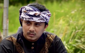 Wagub Sumbar Vasko Ruseimy berpakaian ala pesilat. (dok, adpsb)