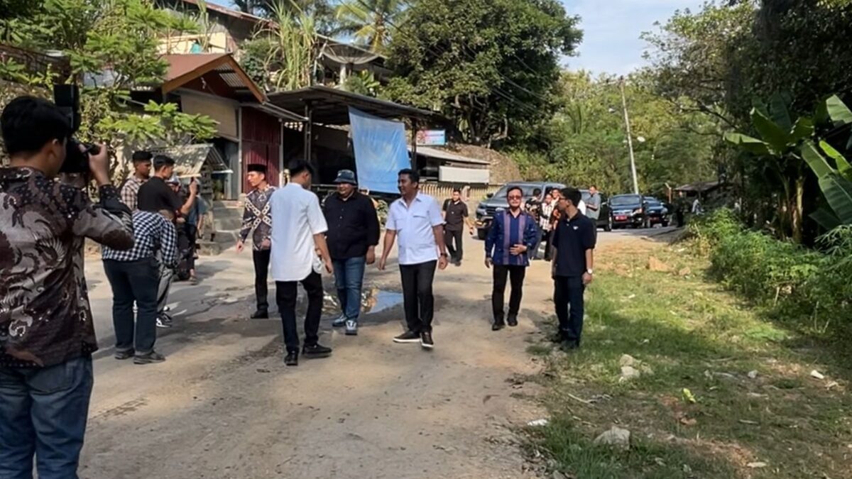 Wagub Vasko dan rombongan cek jalan rusak di Sawahlunto. (dok. adpsb)