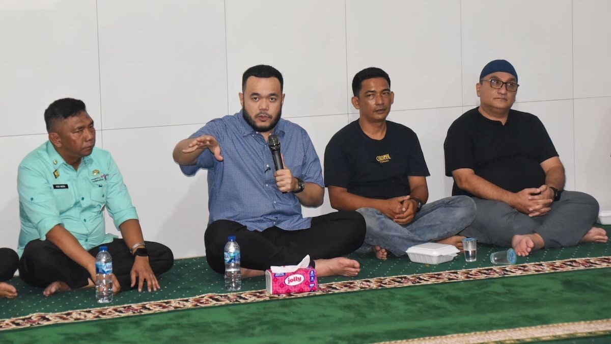 Wako Fadly Amran bertemu dengan pelaku wisata di Pantai Air Manis. (dok. Prokopim)