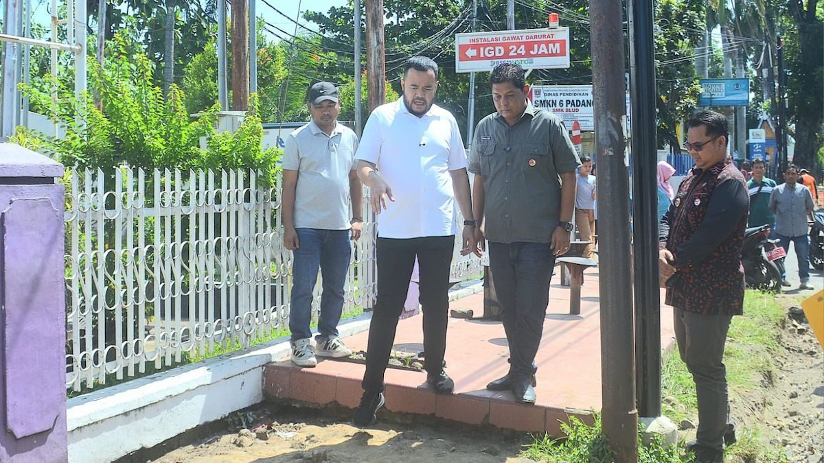 Wako Fadly Amran cek tempat berjualan para PKL di Jalan Perintis Kemerdekaan Jati. (dok. Prokopim)