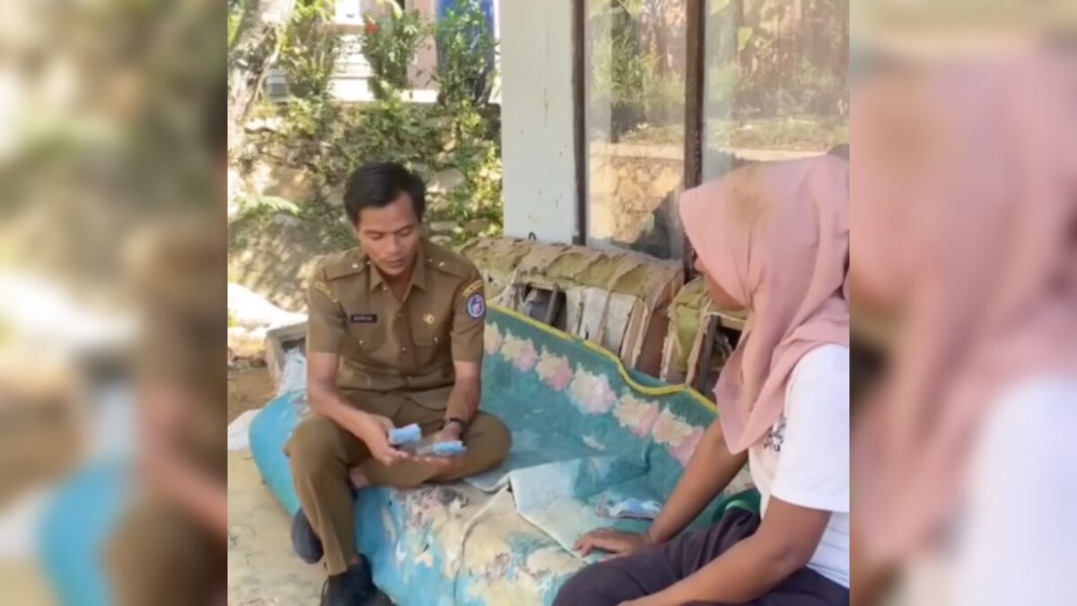 Wali Nagari Sitapa Nofrizal saat menyerahkan bantuan biaya mengambil ijazah anak salah seorang warganya yang tertahan di sekolah. (dok. tangkapan layar)