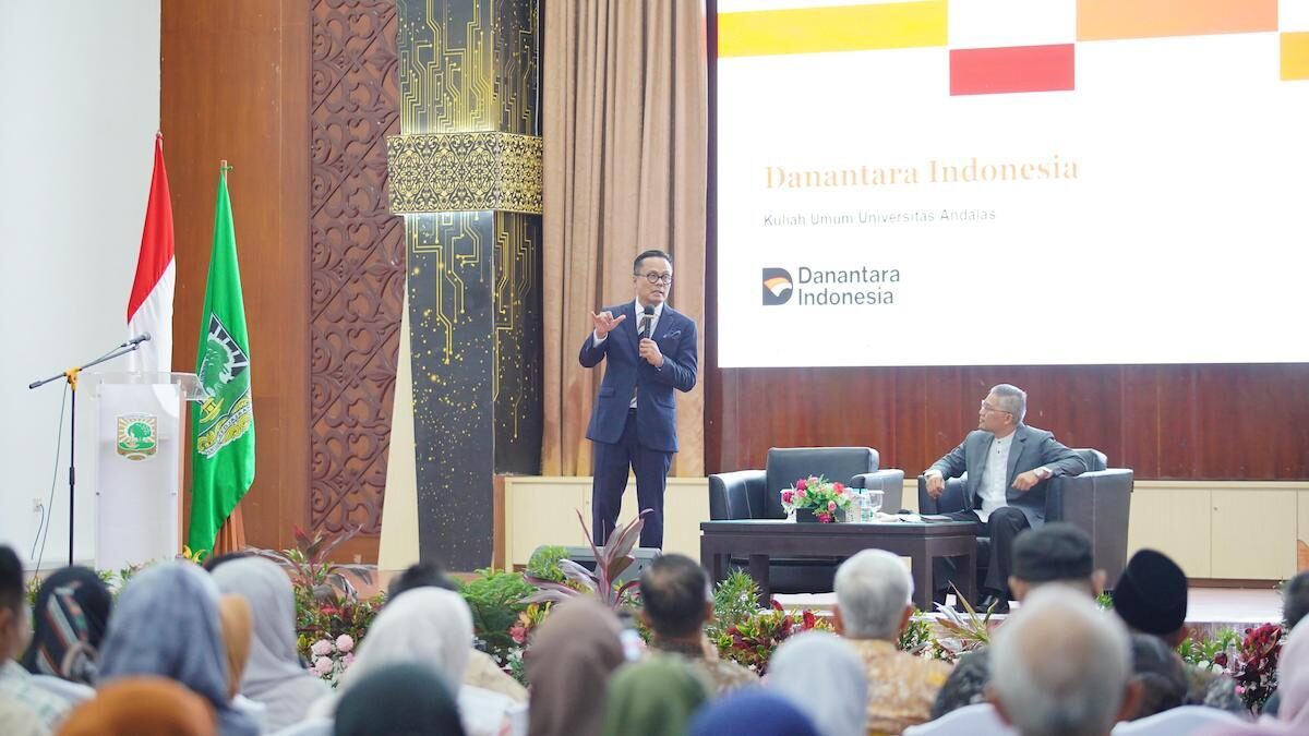Wamen BUMN sekaligus COO Danantara Dony Oskaria saat memberikan kuliah umum di Unand. (dok. istimewa)