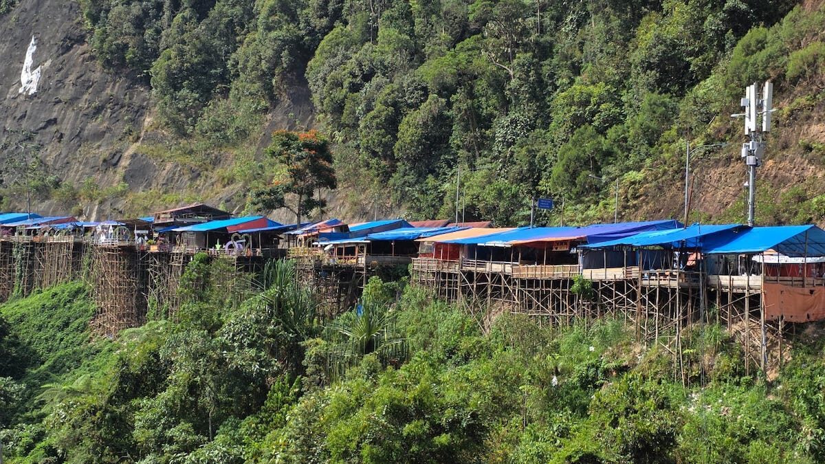 Bangunan liar yang berdiri di sepanjang Kelok 9, Kabupaten Limapuluh Kota. (dok. adpsb)