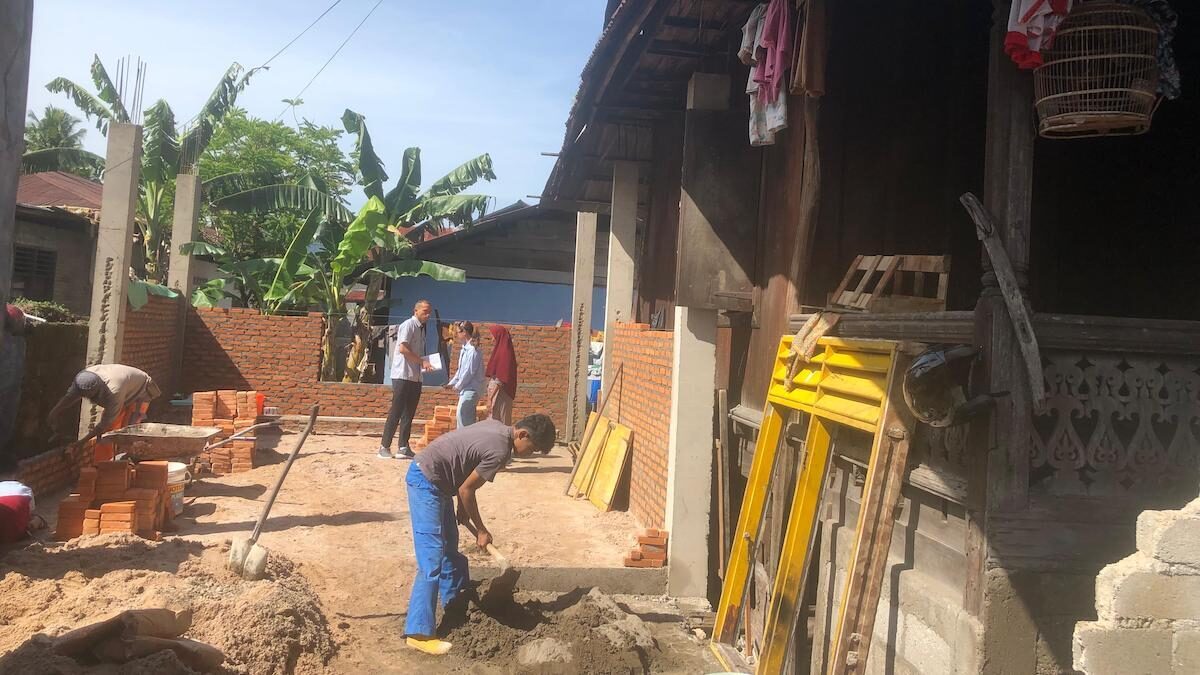 Bantuan bedah rumah untuk warga kurang mampu oleh Baznas Semen Padang. (dok. istimewa)