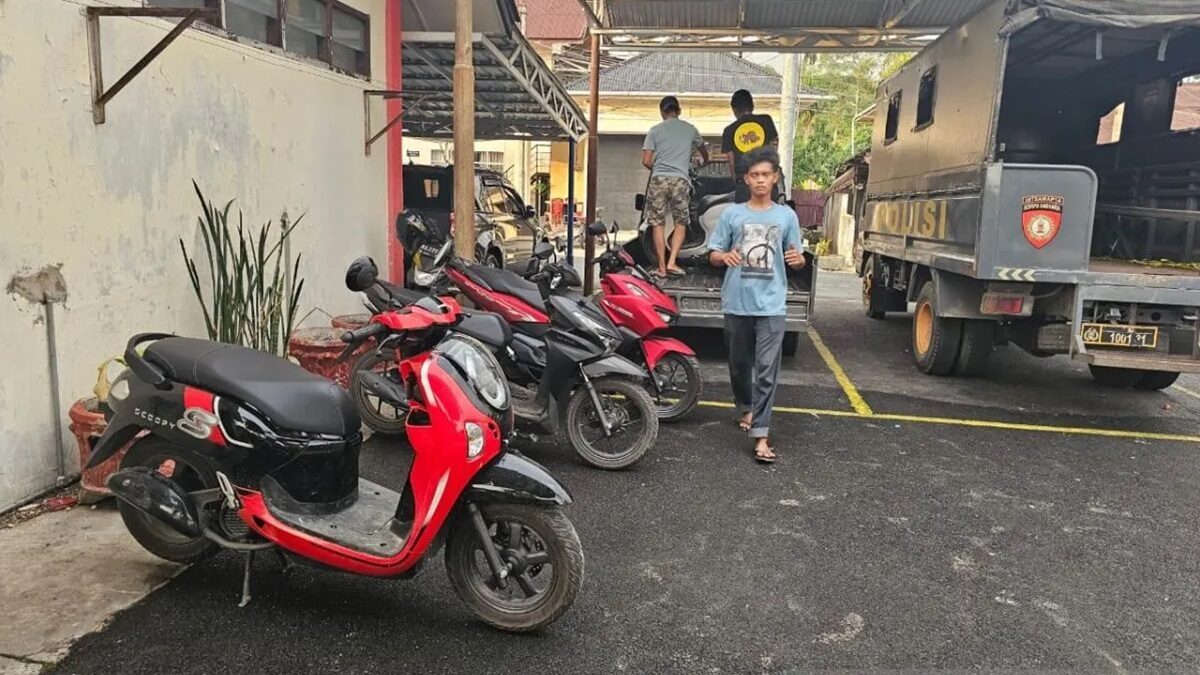 Barang bukti motor yang diamankan dari ASN di Padang Panjang. (dok. Antara)