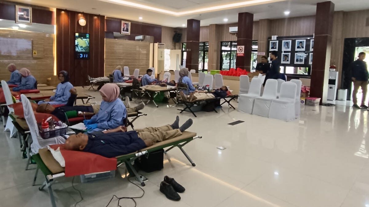 Donor darah di PLN UID Sumbar. (dok. Humas)