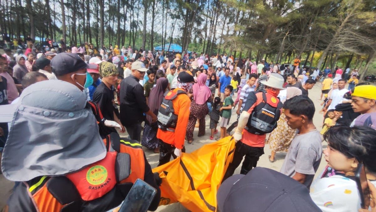 Evakuasi remaja yang hanyut terseret ombak di Pantai Sumedang, Pessel. (dok. Basarnas Padang)