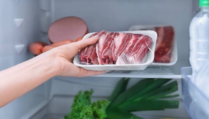 Simak! Ini Tips Aman Menyimpan Daging Kurban di Freezer