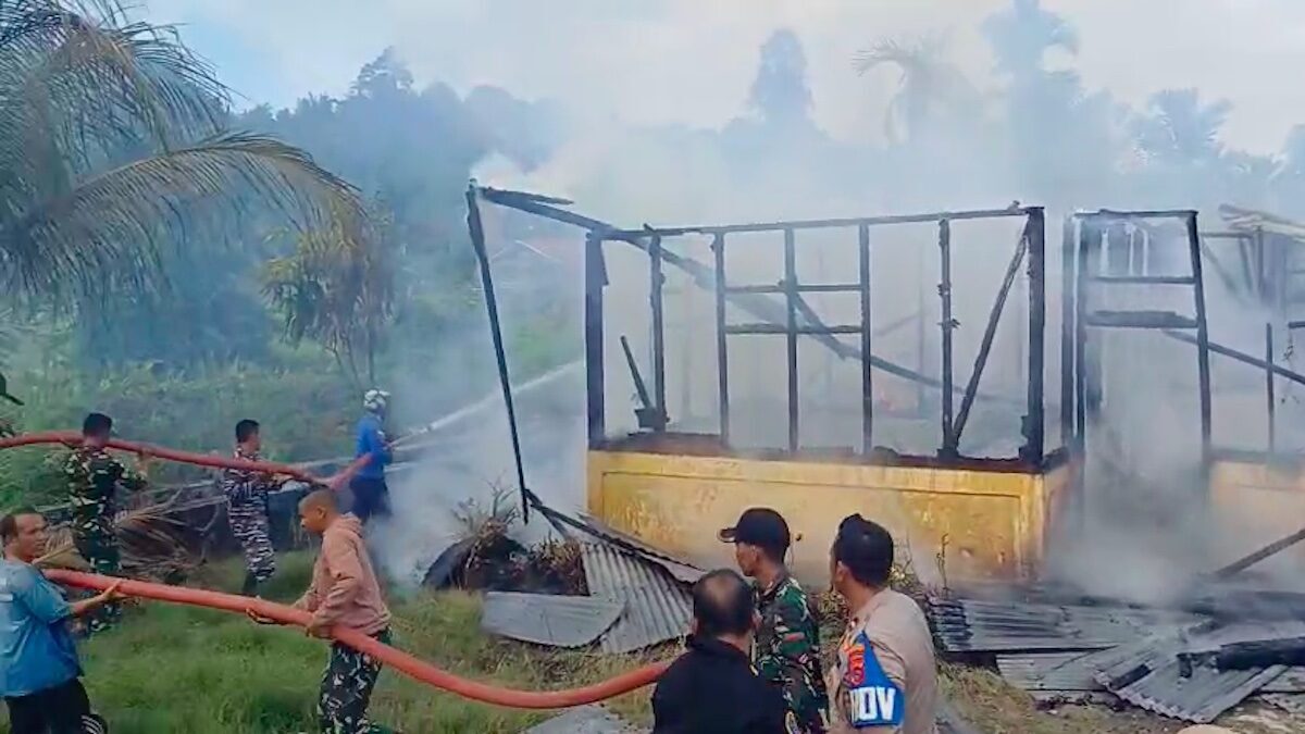 Kebakaran rumah anggota DPRD Mentawai. (dok. istimewa)
