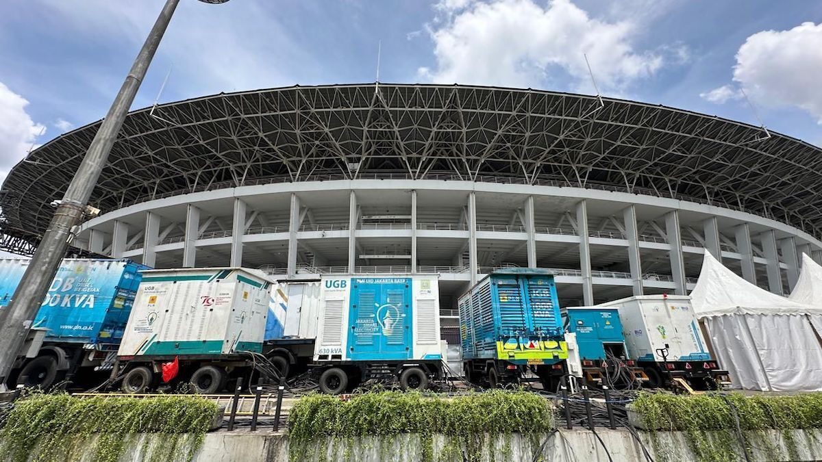 Dalam menjaga keandalan listrik saat gelaran Kualifikasi Piala Dunia 2026 Zona Asia yang mempertemukan antara Indonesia melawan China pada Kamis, (5/6) di Stadion Utama Gelora Bung Karno, PLN menyiagakan 6 unit Uninterruptible Power Supply _(UPS) dengan total kapasitas 1.860 kVA, 4 unit Gardu Bergerak dengan daya total 2.230 kVA, serta 2 unit _Power Generator berkapasitas 850 kVA. (dok. PLN)