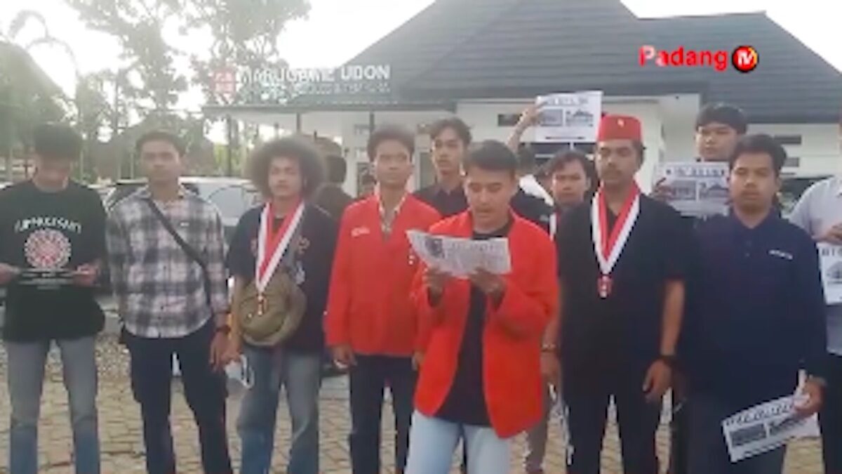 Mahasiswa dari GMNI Padang berdemo di depan rumah singgah Bung Karno yang kini menjadi Marugame Udon. (dok. tangkapan layar dari Padang TV)