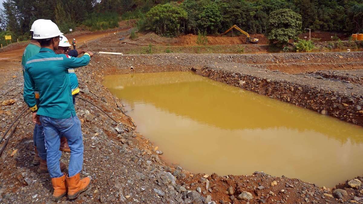 Pegawai PT Gag Nikel menunjukan kolam penampungan air tambang di Pulau Gag Distrik Waigeo Barat Kepulauan Kabupaten Raja Ampat, Papua Barat Daya, Minggu (8/6/2025). (dok. Antara)