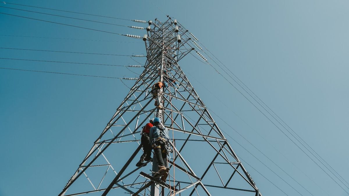 Petugas PLN ketika melakukan pengecekan pada tower transmisi demi menjaga keandalan listrik di Desa Tengatiba, Kec. Aesesa Selatan, Kab. Nagekeo, Nusa Tenggara Timur. (dok. Humas PLN)