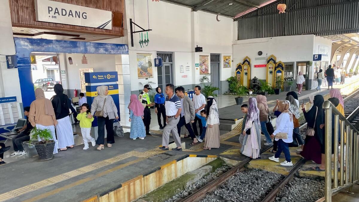 Penumpang kereta api di Stasiun Padang. (dok. Humas KAI)