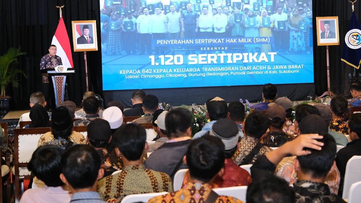 Penyerahan 1.120 sertifikat untuk transmigran di Jawa Barat. (dok. ATR/BPN)
